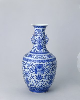 图片[1]-Blue and white vase with twined branches and eight auspicious patterns on a lotus-China Archive